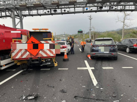 工務段標誌車遭撞！國3北向321公里男駕自小客輕傷送醫