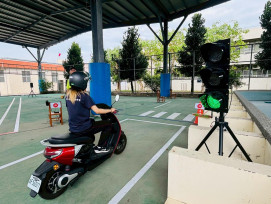 多元推動學生交通安全教育 臺南市教育局首創微電車模擬路考體驗