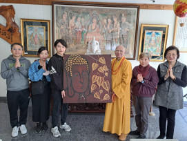 自閉症畫家魏廷亘感恩宗道法師栽培   回饋「佛陀與菩提」巨幅畫作