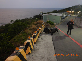 騎士跌落柴山邊坡  鼓山警全力救援