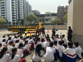 高雄市區監理所守護學童安全　大型車體驗前進校園
