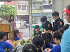 元宵踩街學童體驗警裝備  枋寮分局宣導防詐氣氛熱絡