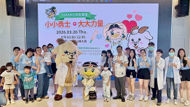 高醫岡山醫院攜手台鋼雄鷹！吉祥物TAKAMEI現身病房送暖兒童節