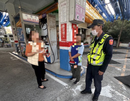 枋寮警即時協調加油站找零誤會解爭議