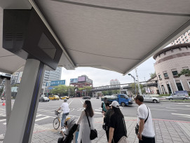 全國首創！板橋路口設「自動化人行道遮陽傘」　行人等紅燈也能涼一下