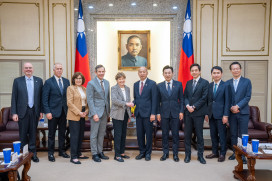 立法院韓國瑜院長偕江啟臣副院長共同接見美國聯邦參院外委會民主黨首席議員夏欣及共和黨參議員匡希恆所率跨黨派訪問團