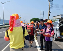 白沙屯媽祖起駕北港進香 金大劉燈鐘與卓越青工分送結緣品  