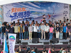 淡江大橋健行創紀錄　十萬人潮擠爆淡水搶走「一生期待之路」