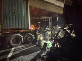 國道1號岡山段深夜連環撞  聯結車運將傷重不治