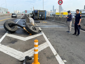 前鎮區高架匝道大貨車失控翻覆火燒車釀死亡事故