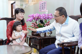 新北模範母親出爐　侯友宜親往道賀模範代表