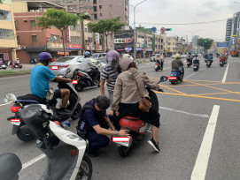  「裙擺咬咬」慘捲機車後輪！鳳山暖警當街蹲地神救援