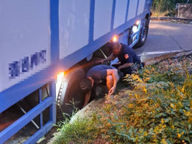 大型物流車受困那瑪夏山徑  六龜警民聯手吊掛脫困化解塞車