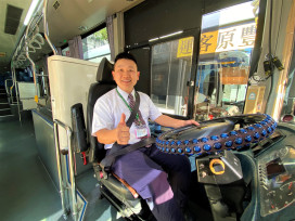 從輪椅乘客到高中生感謝信！中市交通局點亮候車燈 公車駕駛暖心接送