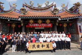 「萬和安民」盧秀燕致贈萬和宮匾額  與契子女合照同樂喜上加喜