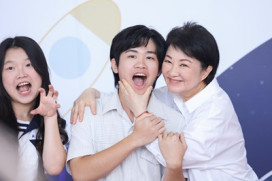 盧秀燕與8042位高中以下市長獎畢業生合影 「各俏皮POSE」照單全收 勉學子勇敢迎未來