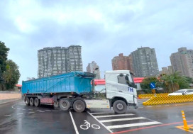 淡江大橋通車規定請注意！15噸以上大貨車應由濱海匝道進出、假日實施禁行管制