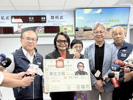 高齡換照新制上路　代言人沈文程臺中市監理站率先換照