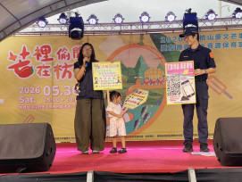 枋寮警前進枋山芒果節 築起交安識詐最強防護網