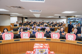 新北警社攜手打造社安網　社會局於警察節前夕致贈蘋果表謝意