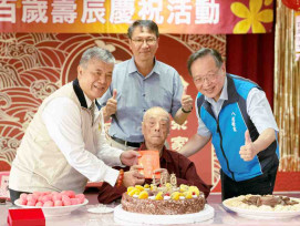 八德榮家歡慶蘇健庭伯伯百歲壽誕　輔導會副主委頒贈壽屏戴上金壽桃