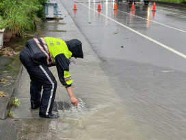 暴雨襲屏東！枋寮警徒手清排水孔　堅守崗位守護交通