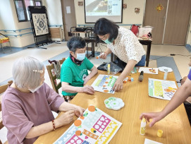 彰化榮家手工拼貼藝術懷舊治療 葡萄成熟時串起好記憶 
