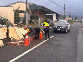 強風吹垮圍牆阻路！枋寮警徒手清運守護用路安全
