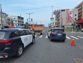 林園路口悲劇！聯結車擦撞雙載機車　78歲婦當場死亡