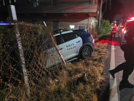 累到恍神？林園警返所途中偏離車道　自撞樹苗園圍籬
