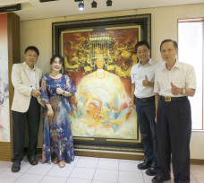 「靈境畫影神祇之美」丘璦珍創作展登場  萬和宮洋溢溫馨感恩