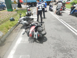 前鎮男騎車疑突暈眩失控 「向左飄」釀碰撞4人受傷