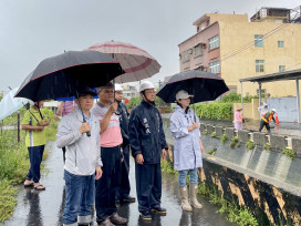 豪雨釀林園排水旁之道路塌陷！農水署高雄管理處灌漿搶修