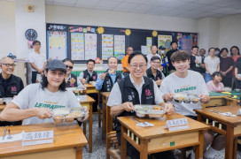 開學日張市長偕職籃球星陪學童吃午餐　張市長：選用在地食材、每餐再加碼6元