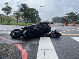 旗津重大車禍釀1死！大貨車左轉撞重機23歲騎士送醫不治