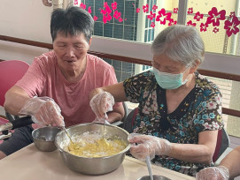炸出幸福好滋味 屏東榮家長輩共享古早年糕香