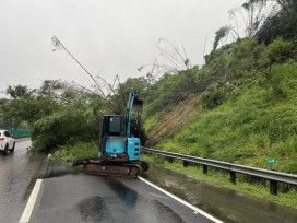 豪雨釀災！國道10號燕巢段土石路樹滑落　東向持續封閉改道