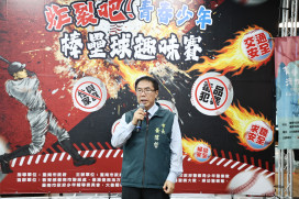 台南市長黃偉哲為青春開球　台南暑期青春專案棒壘球趣味賽熱力登場