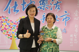 從人工登記到電腦掃描　新北市社會局許盈溱46年堅守收發崗位