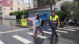 大雨也不怕！枋寮分局啟動「護童專案」　警力堅守校園守護開學日