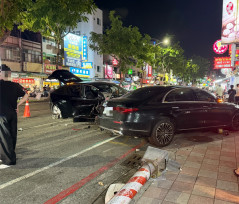 三多二路口車禍！男駕車暴衝波及多車變電箱倒塌釀三傷