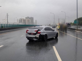 國1楠梓路段車禍　疑雨天路滑失控連撞2車