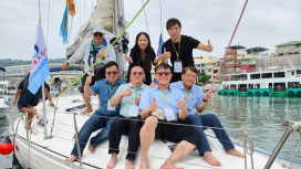 雄大會首創「海上開會」！11校校友登帆船揚帆亞灣　會旗迎風飄揚