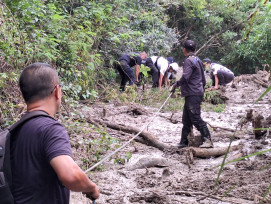 豪雨封路改步行竟陷泥淖！湖內警消搜4天尋回失聯男