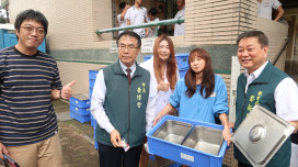 黃偉哲突擊安平國中看午餐 餐桶幾乎見底展現學生高接受度