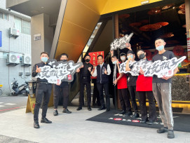  一口鍋物喚醒記憶！中市經發局長尋訪「媽媽的味道」　為人氣鍋王貼榜