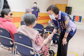 新北社會局關懷健順養護中心長輩　局長李美珍前往致贈加菜金及禮盒