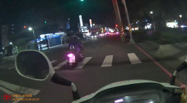 鳳山男想甩掉女警反被逮　通緝身分曝光、驗出安毒恐吃19張罰單
