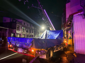電線桿成「最無辜傷者」！阿蓮區大貨車「滑進電線桿」　乘客擦挫傷