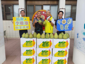 麻豆榮民李雅雄捐贈文旦 預祝榮家長輩歡度秋節